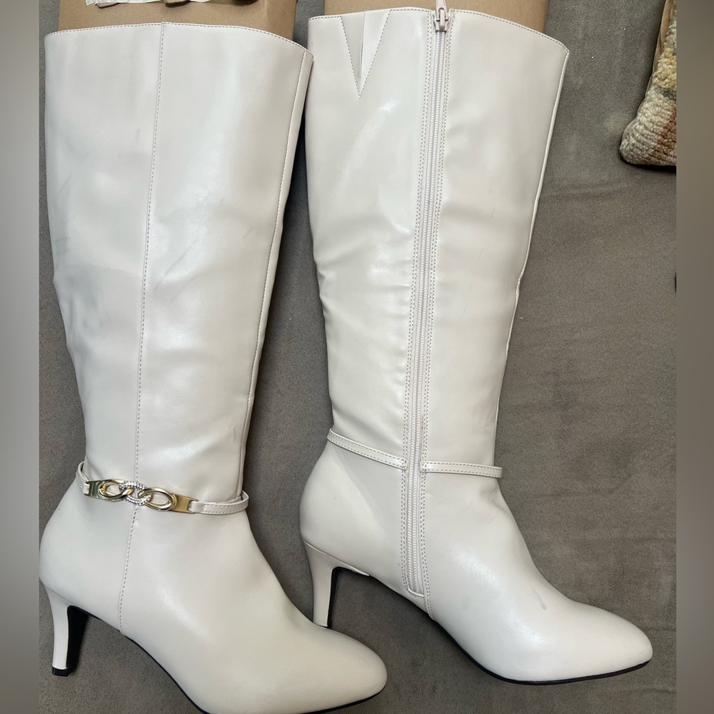 Chic White Heeled Women's Boots